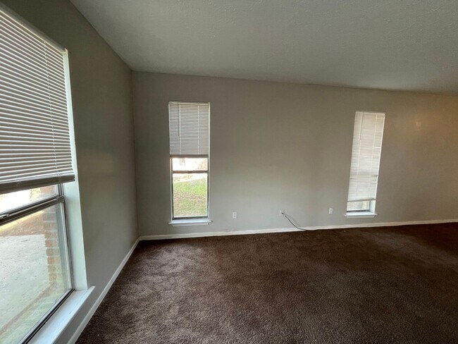 Foto del edificio - Two bedroom, Two bath Available Now! $250....