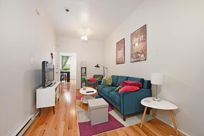 Foto del edificio - 323 Grand St