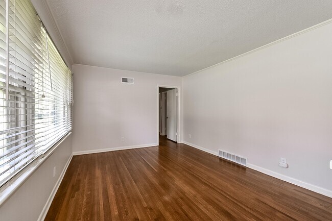 Foto del edificio - 1548 Dearing Rd