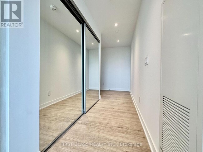 Photo du bâtiment - 1926 Lake Shore Blvd W