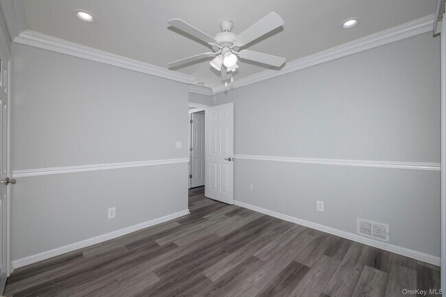 Foto del edificio - 7 Dark Hollow Rd