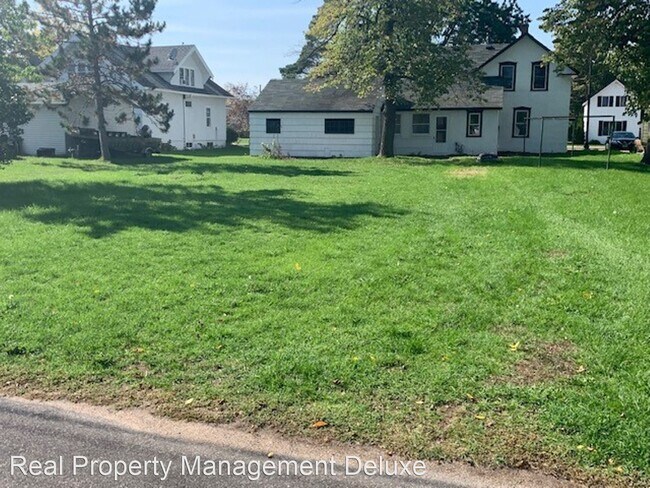 Foto del edificio - 4 br, 1 bath House - 236 Main St S