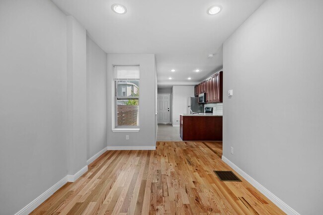 Building Photo - ???COMPLETELY RENOVATED 3 BEDROOM AND 1.5 ...