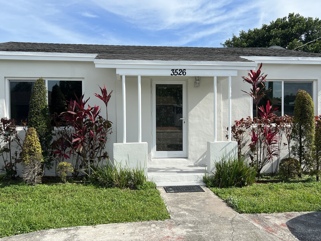 Front house 2/1 - 3526 NW 16th Ter