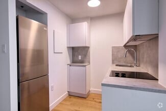 Building Photo - 25 Av des Pins O