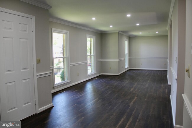 Building Photo - 1005 Oakwood St