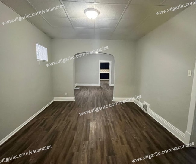 Building Photo - Over 1,100 sq ft 3 large bedrooms • 1.5 spacious bathrooms home in East Chicago, IN