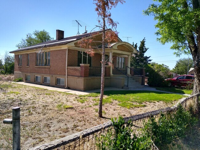 Foto del edificio - 7 bedroom 2 bath house! Very close to SUU!