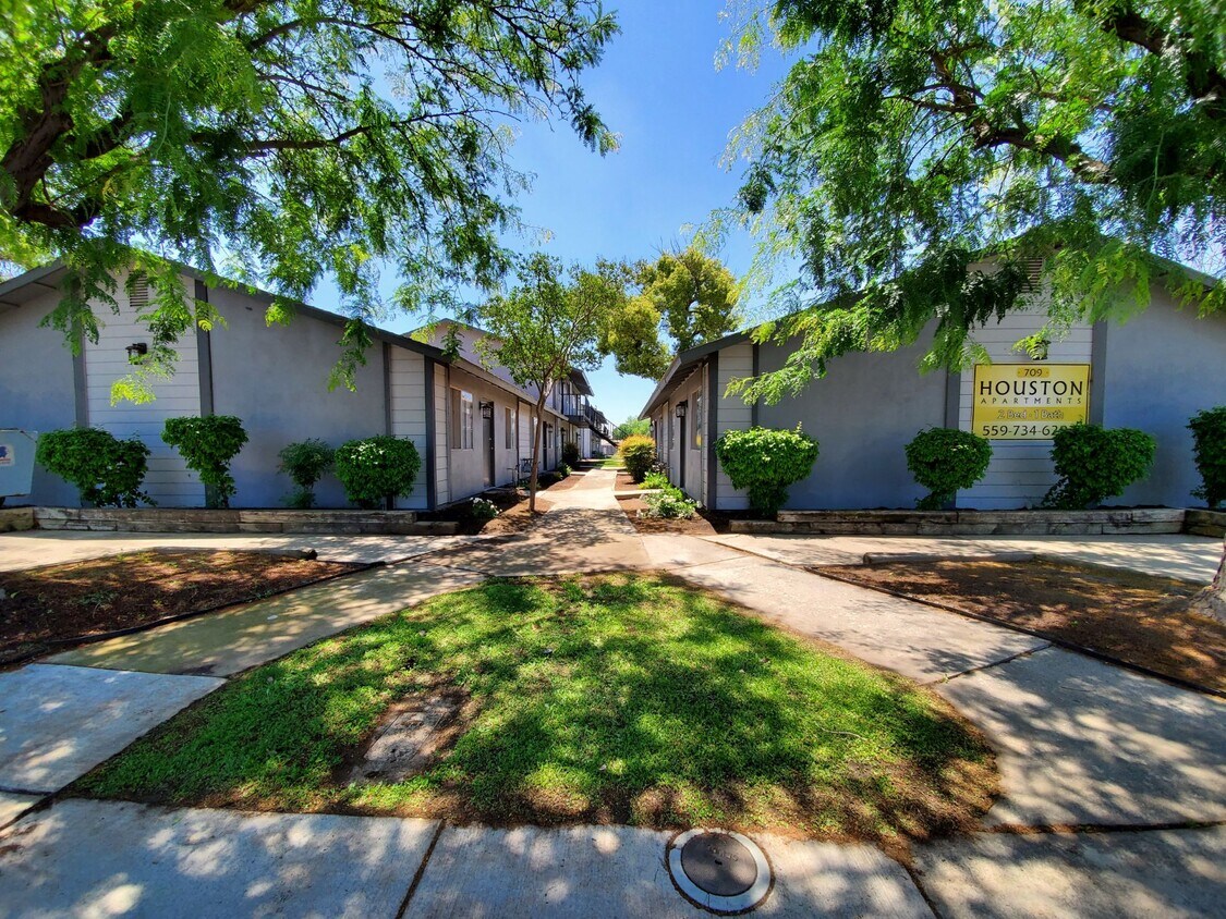 709 E Houston Ave, Visalia, CA 93292 Apartments in Visalia, CA