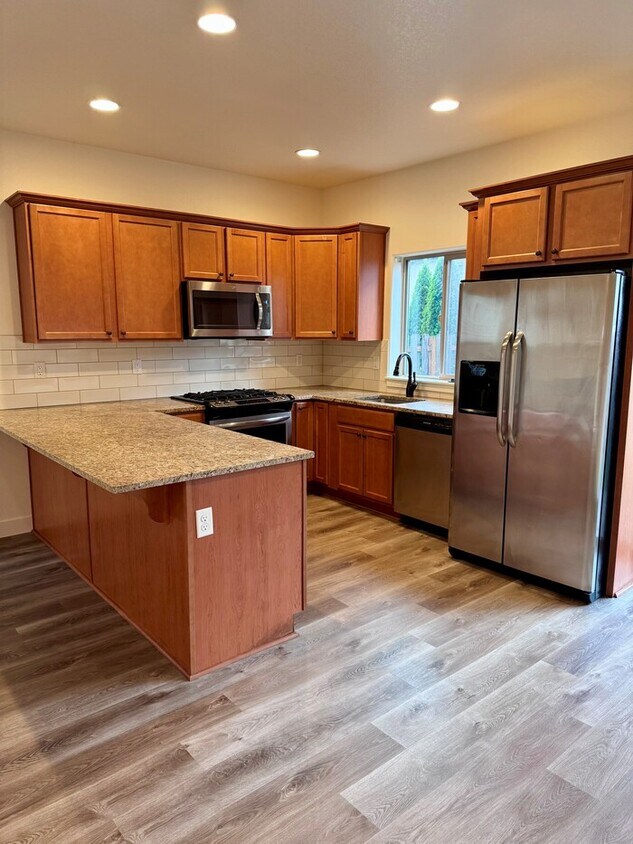 Foto principal - Beautiful Home with LVP Flooring, SS Appli...