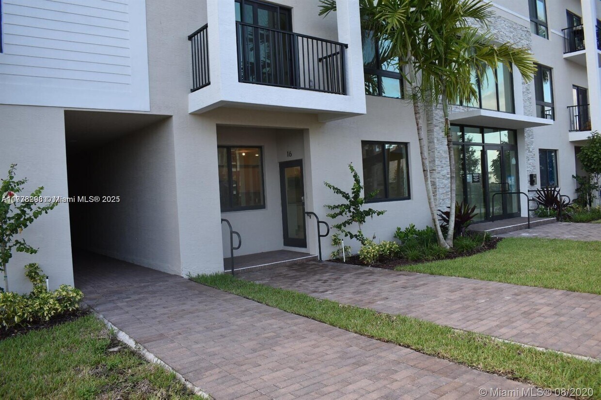 Foto principal - 4640 NW 84th Ave