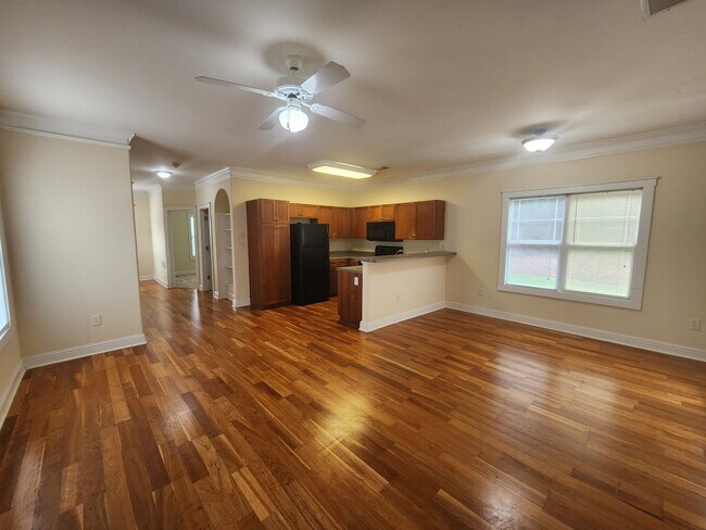 Foto del edificio - 2110 Lakeside Dr
