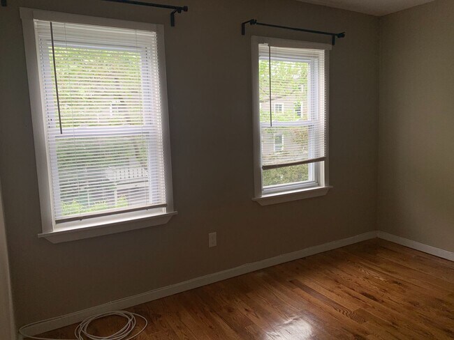 Building Photo - Gorgeous 3BR, Single Family Home IN EAST R...