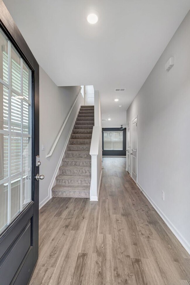 Foto del edificio - UPGRADED 3 BD 3 BATH MURFREESBORO TOWNHOME IN RIVER LANDING