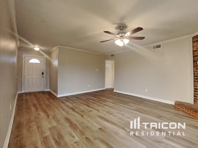 Building Photo - 1000 Brook Hill Court Arlington TX