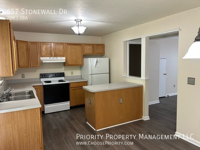 Building Photo - Beautiful Townhouse! NEW FLOORING THROUGHOUT!