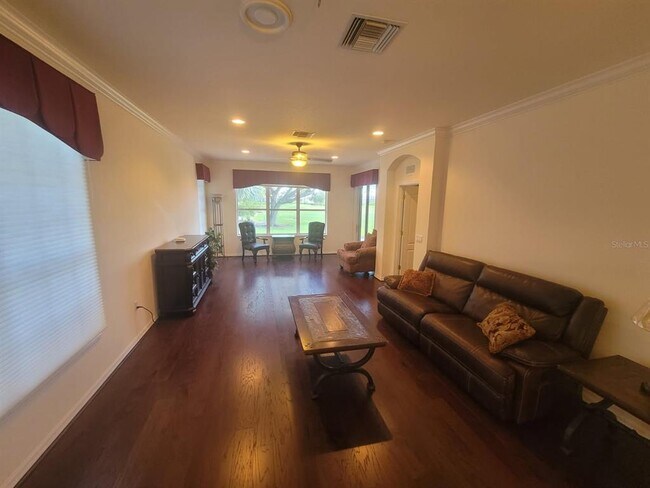 Foto del edificio - 4665 Whispering Oaks Dr