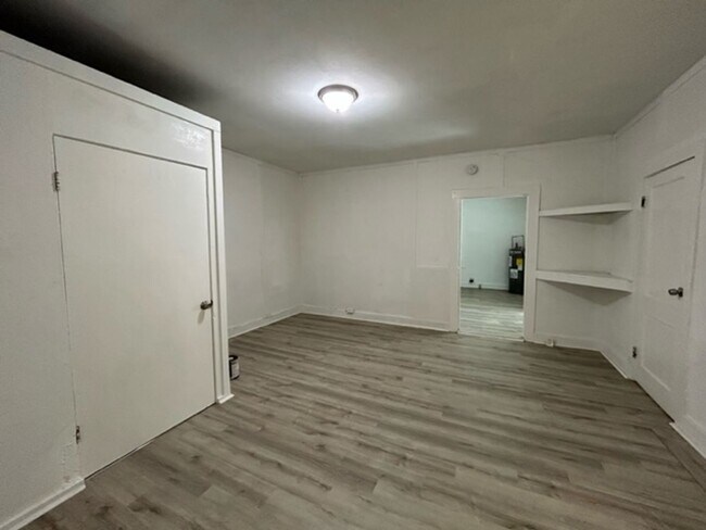 Building Photo - Adorable 1 Bed/1 Bath Duplex - Close to En...