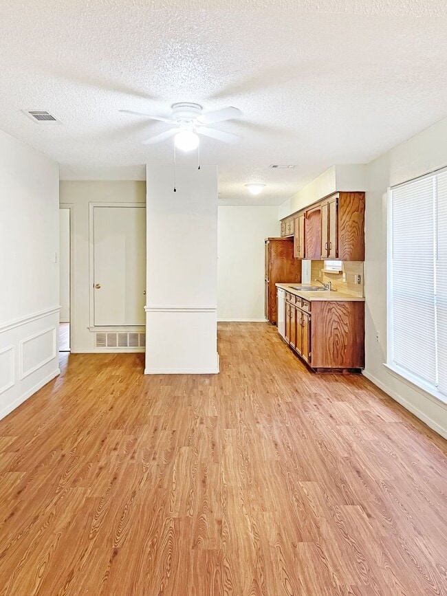 Foto del edificio - Spacious 3-Bedroom Duplex with Covered Parking & Fenced Yard!