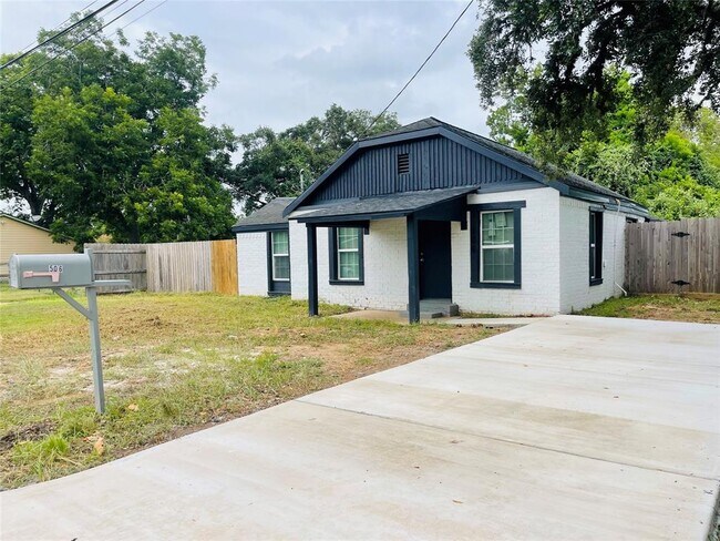 Building Photo - 506 N Hackberry St