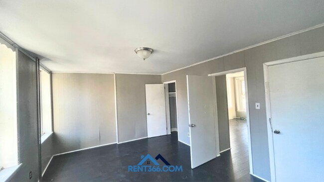 Building Photo - 101 N George St