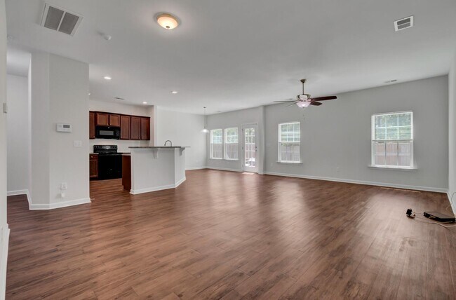 Building Photo - 131 Lakestone Rd