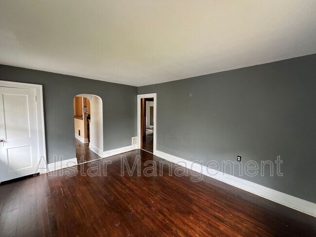 Foto del edificio - 413 W 9th St