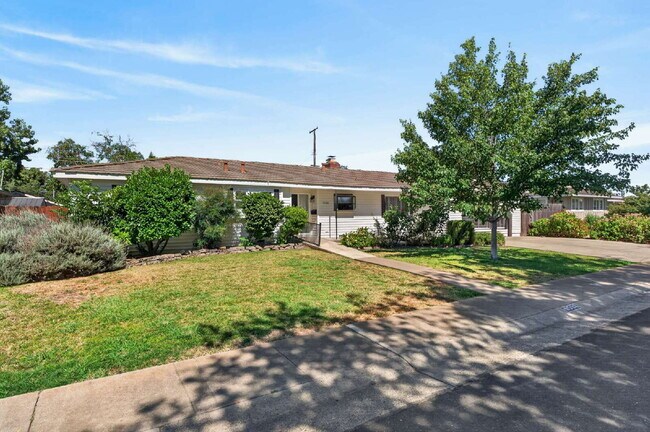 Building Photo - Spacious 4-Bed Oasis with 2 Full Baths