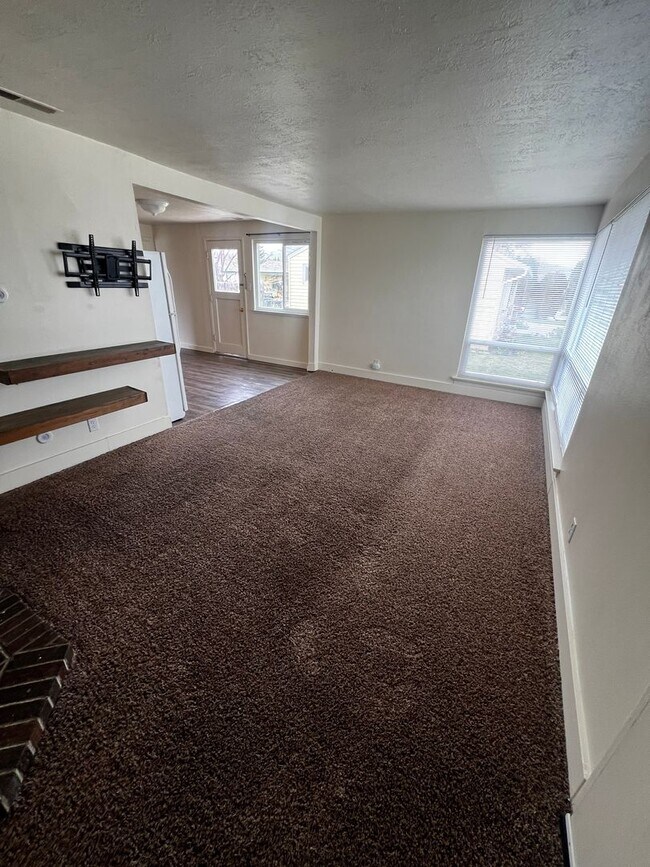 Building Photo - Adorable Three Bedroom One Bathroom Single Car Garage