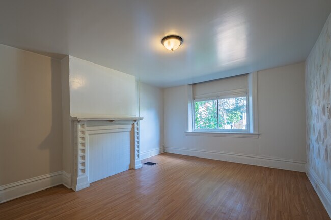 Building Photo - 609 N Saint Clair St