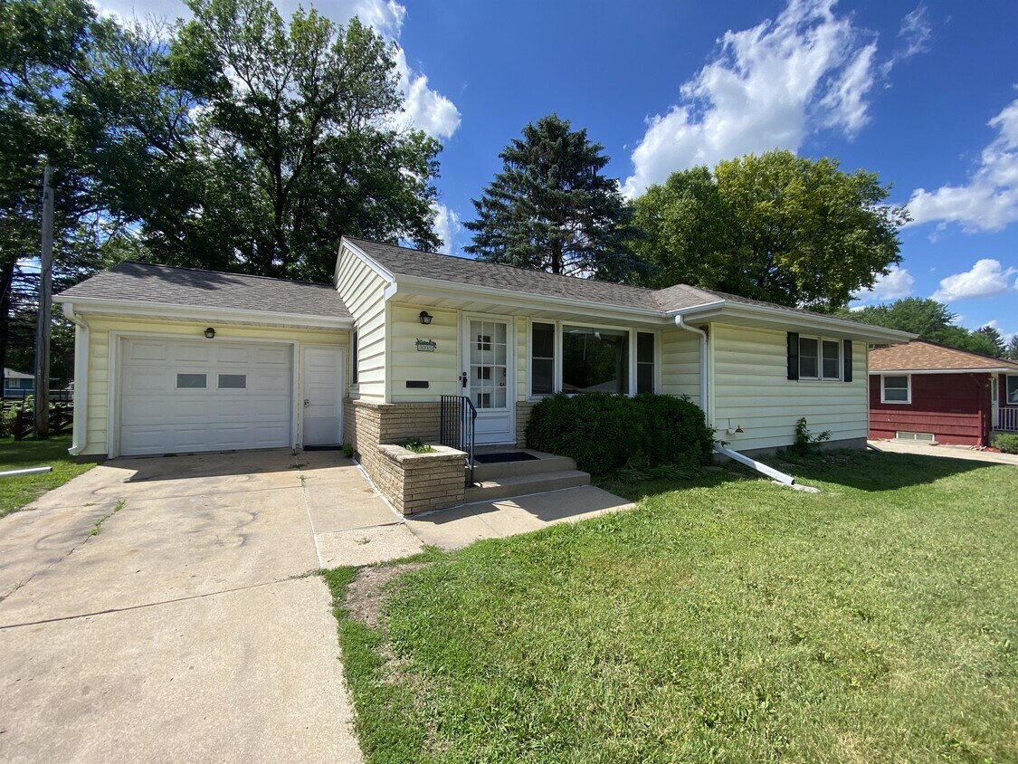 Foto principal - 2215 15th Ave NW