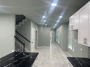 Building Photo - 161 S 10th St