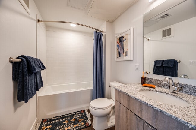 2 HAB, 2 BA - 1100 ft² - Lariat