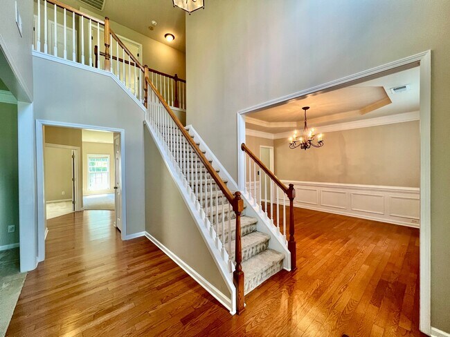 Building Photo - SPACIOUS 5 Bedroom home in ideal location