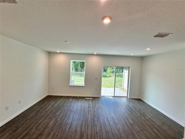 Foto del edificio - 3031 Jessamine Dr