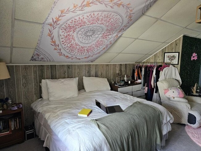 Building Photo - 2111 Fairhaven Cir NE