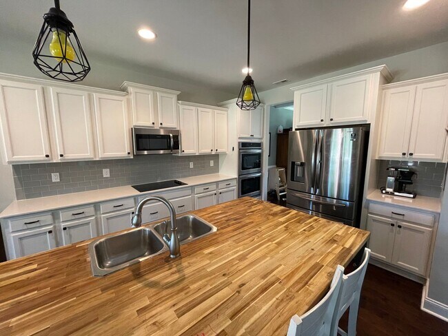Building Photo - Stunning 5 Bed 3 Bath Home in Anderson Creek Club