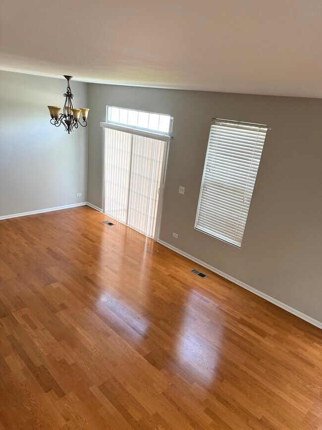 Foto del edificio - 537 N Red Deer Rd