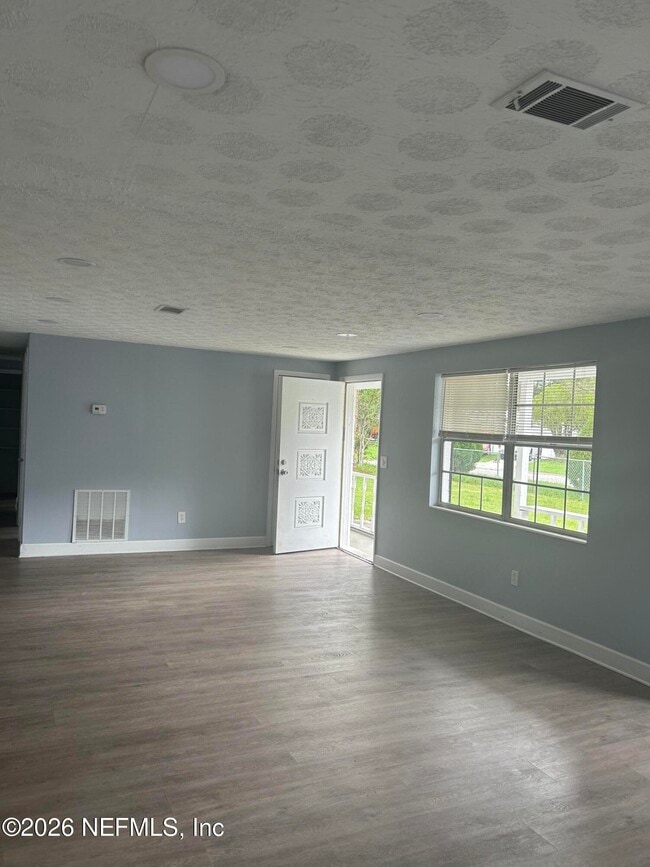 Building Photo - 2834 Goldenrod Cir E