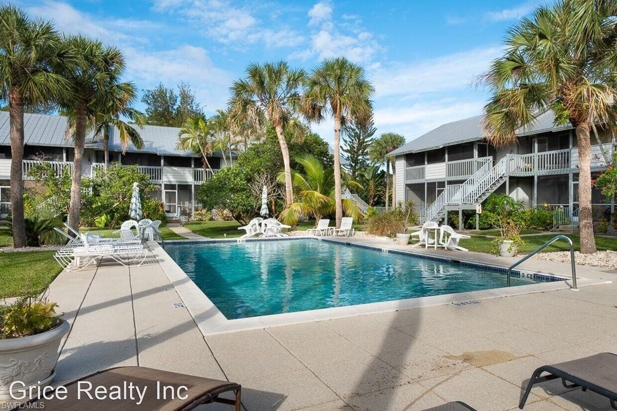 2 br, 2 bath House 1297 7th Ave N. 107 House for Rent in Naples