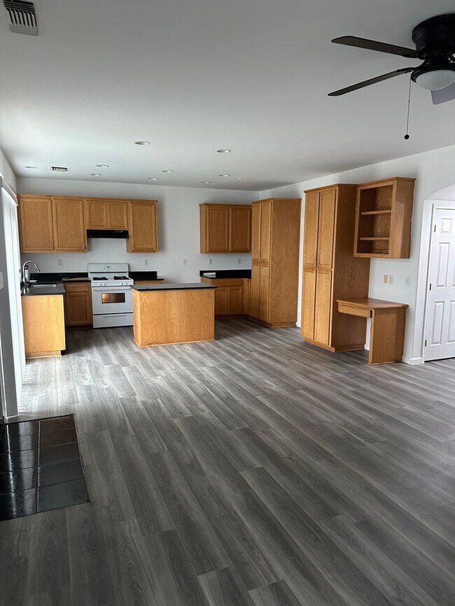 Building Photo - Large Merced Home!