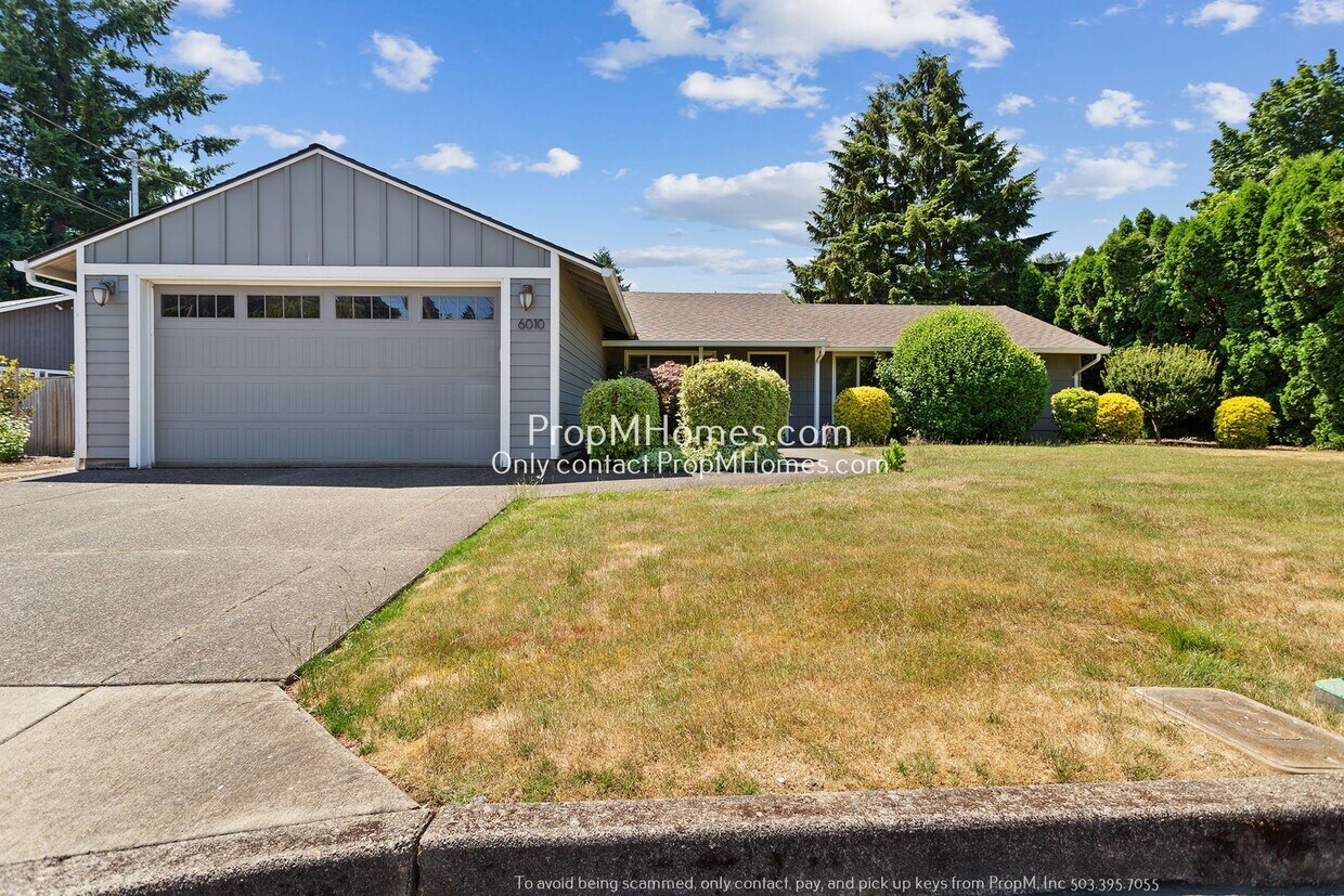 Foto principal - Updated Three Bedroom Home in Lake Oswego!