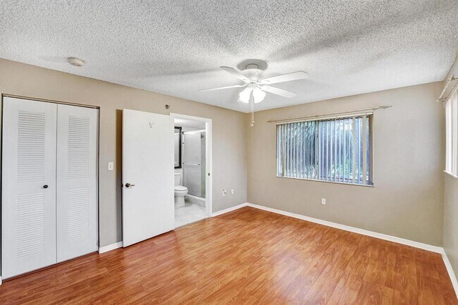 Foto del edificio - 9470 Tangerine Pl