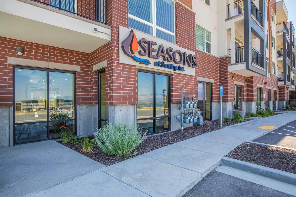 Primary Photo - Seasons at Southpoint