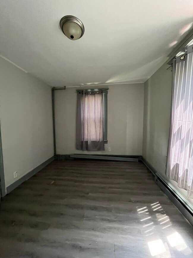 Foto del edificio - 147 Bostwick Ave