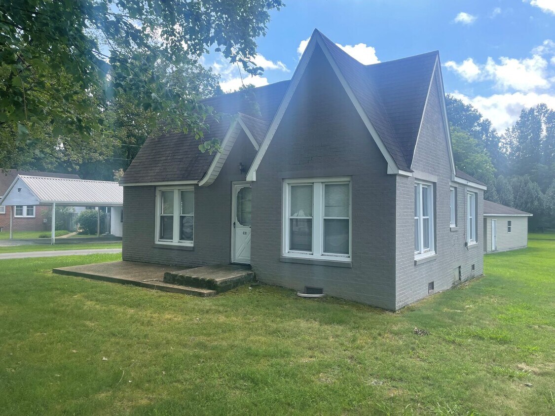 Primary Photo - Charming Brick Home on Elm Street!