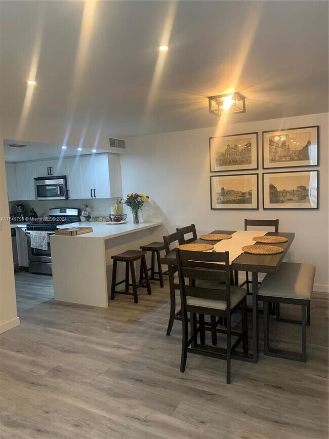 Building Photo - 6604 SW 114th Avenue 6604, Miami, FL 33173