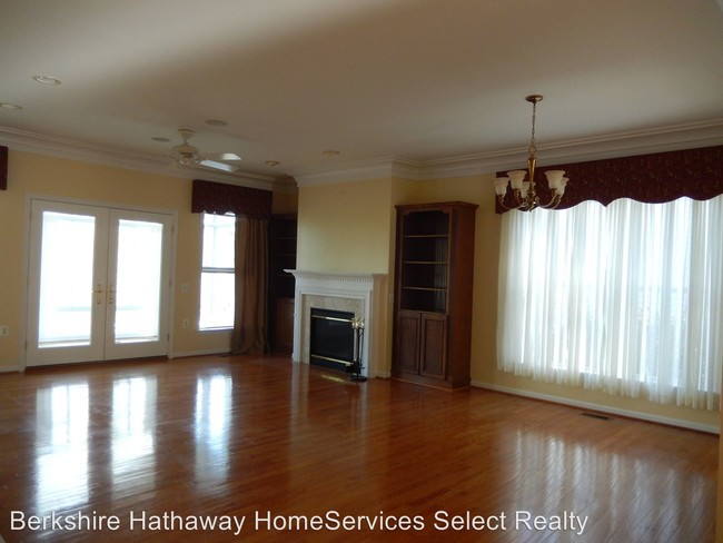 Building Photo - 10 Chantilly Pl