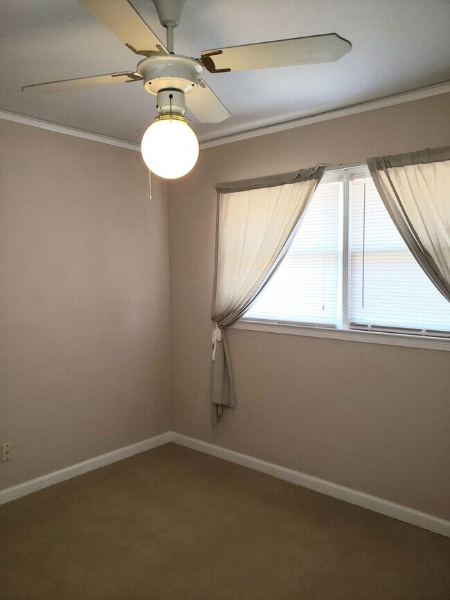 Foto del edificio - Spacious Corner Property!