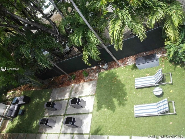 Building Photo - 245 NE 33th St  PH1 Miami Fl 33137